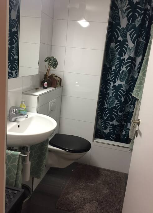 kleines Bad mit Dusche