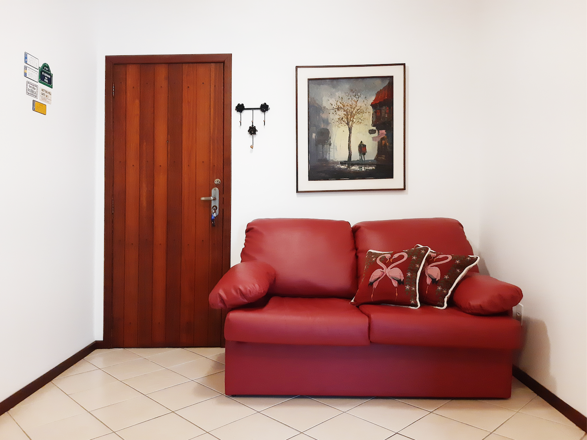 Sofa hii ya viti 2 pia ni kitanda kizuri sana cha sofa.