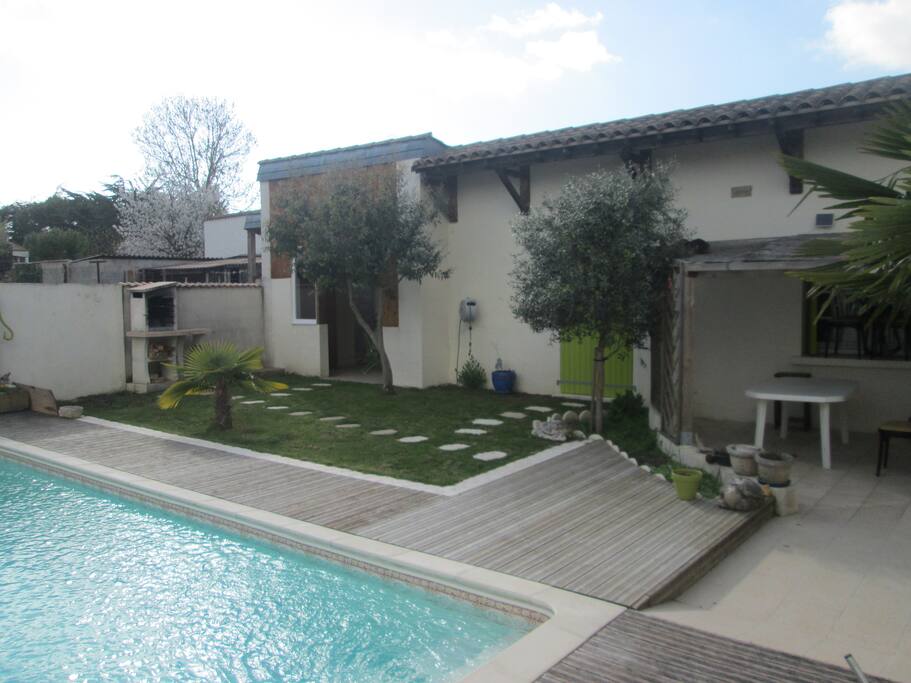 pergola au pied de la piscine bbq