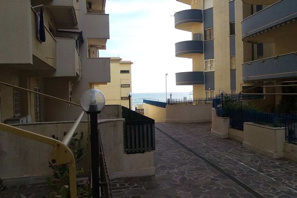 Vista sul mare dal cortile