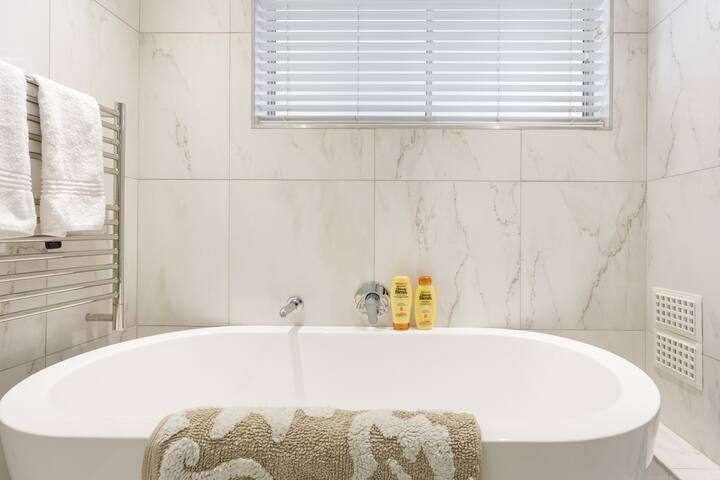 Ocean-Front Flat near Cape Town Stadium gallery image 2