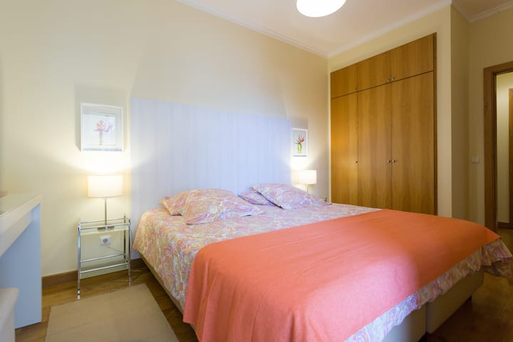 غرفة النوم بسرير مزدوج 