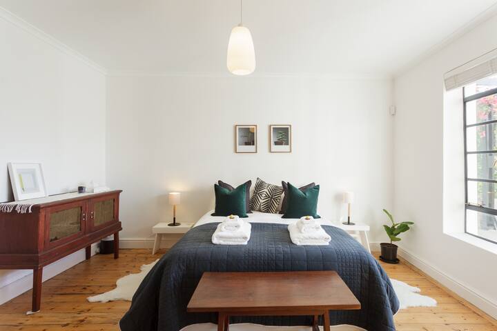 Spacious Garden Apartment with View of Table Mountain gallery image 4