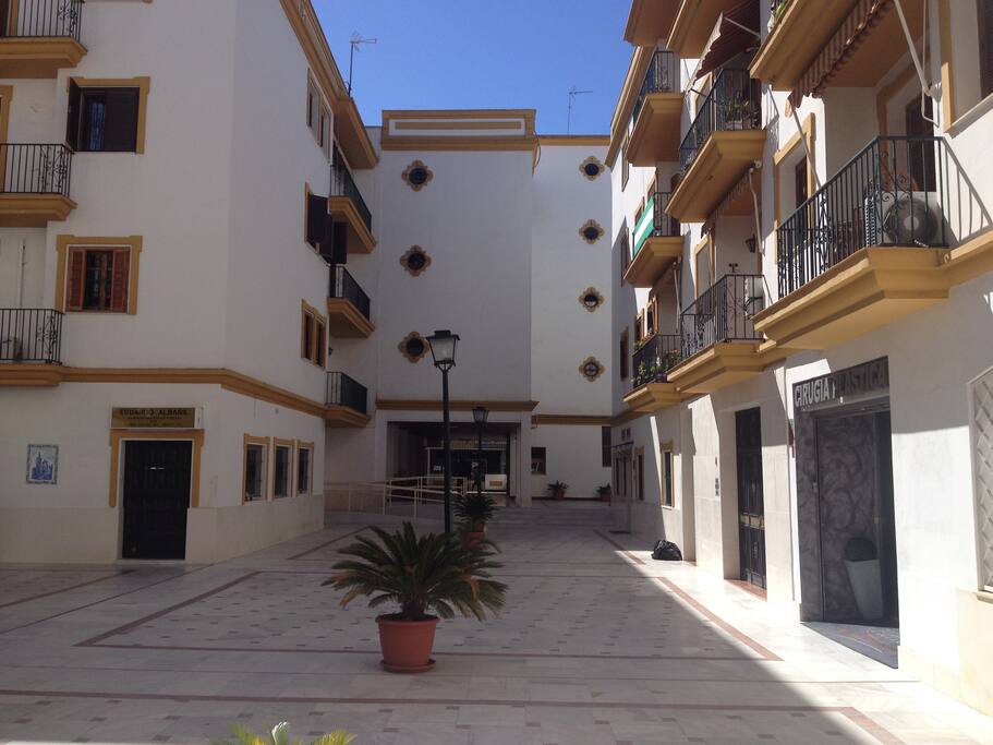 Patio Interior Privado - Acceso a Parking Subterráneo