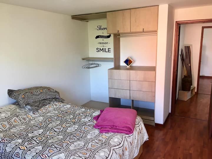 Armario abierto de la habitación 1