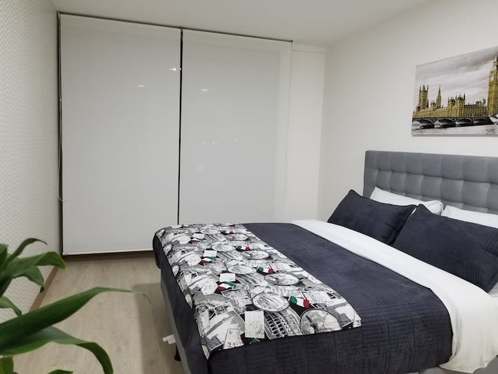 2  dormitorios con balcón, cama tamaño king. 