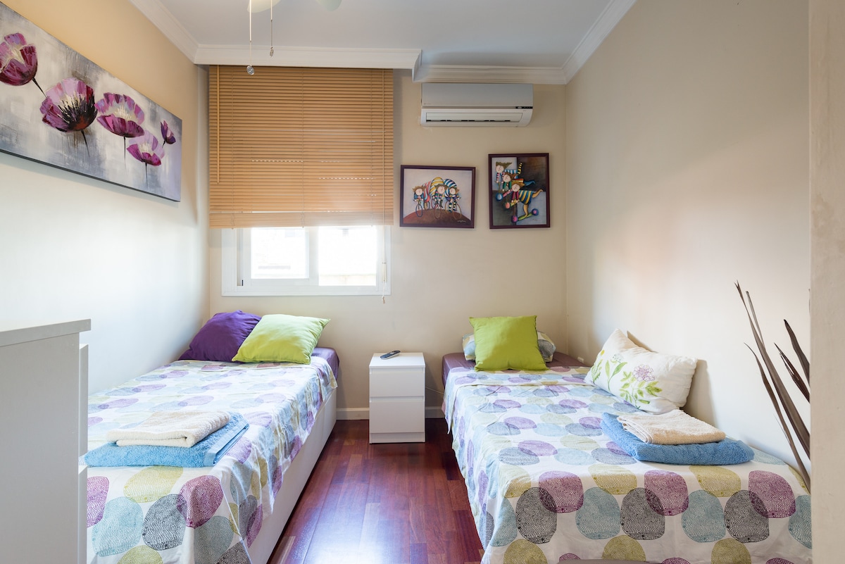 Dormitorio con dos camas individuales / Bedroom with two single beds.