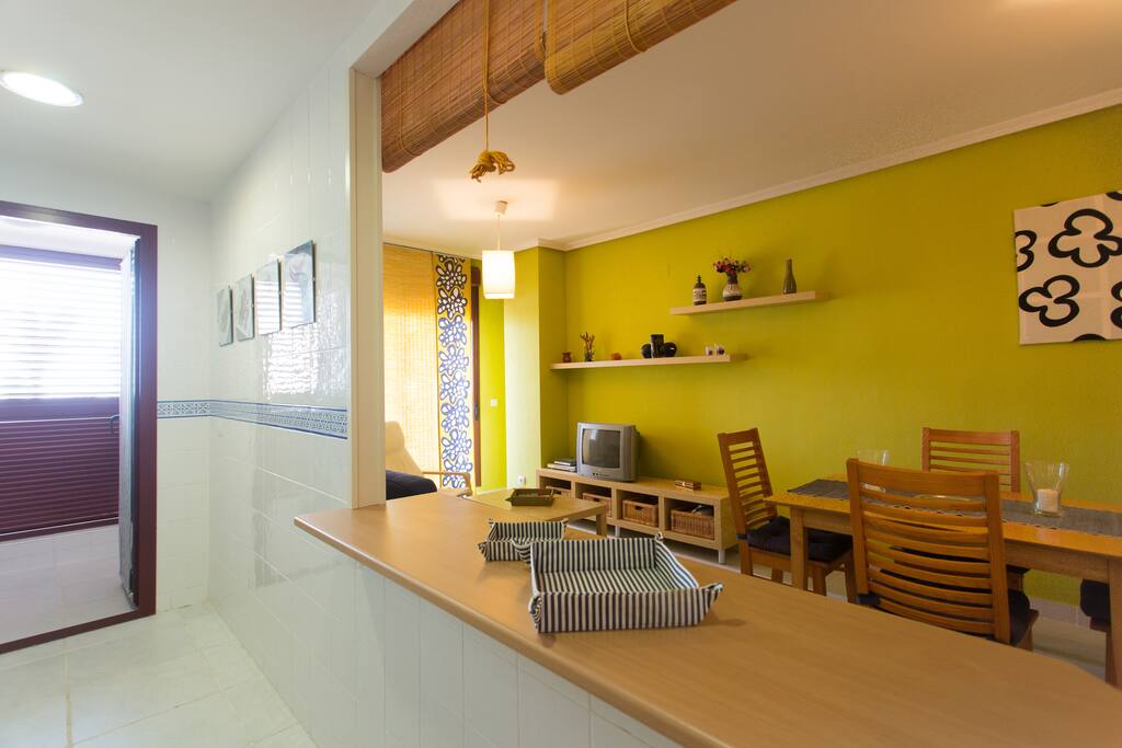 Cocina con pasaplatos al salón. Super-cómodo.