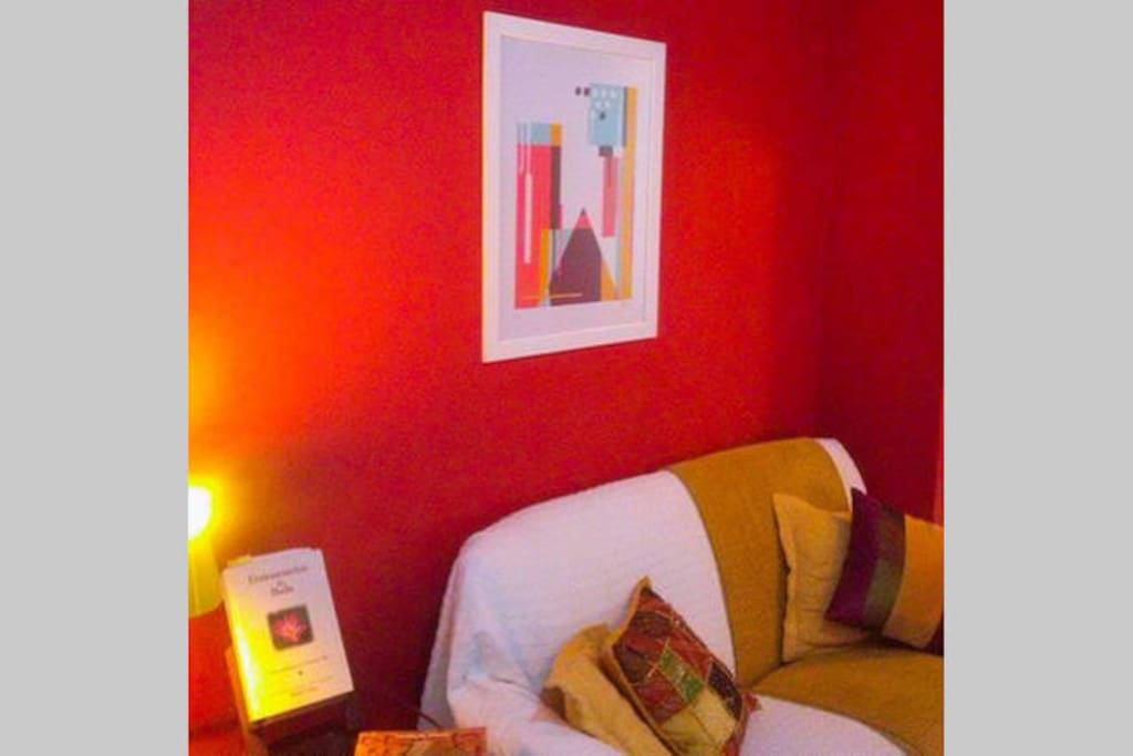 Sala colorida com grafittis e biblioteca à disposição. Tv à cabo e wifi.