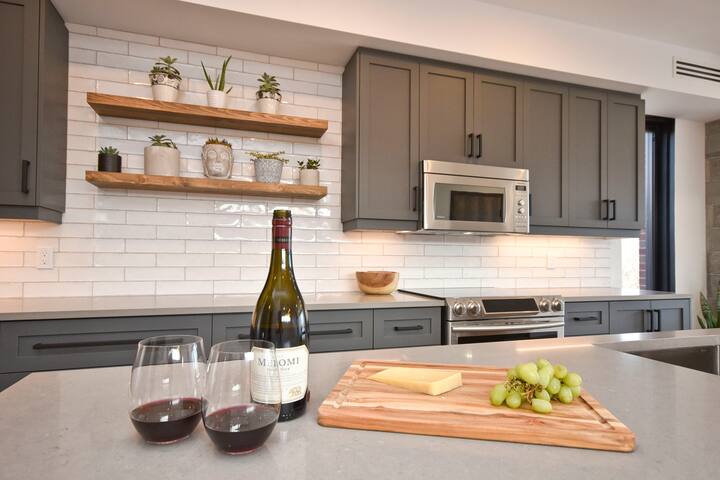 Penthouse Living! Luxury Home Heart of Downtown gallery image 3