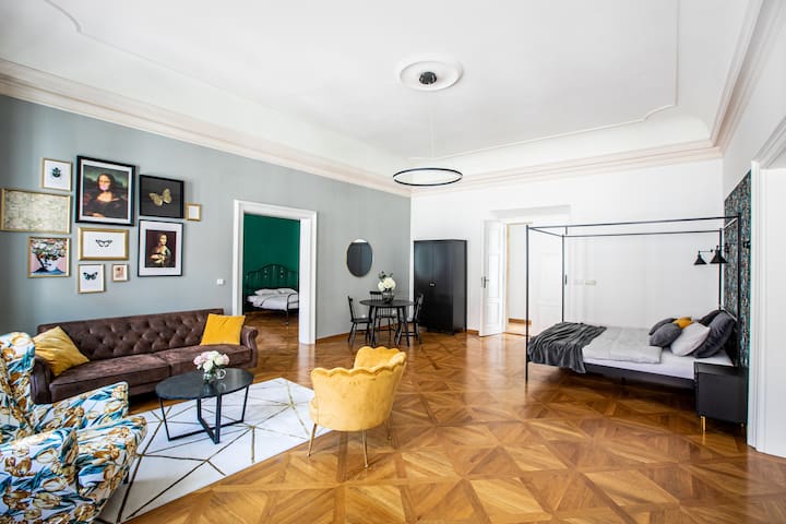Stylish 3-Suites Apt by the Prague Castle – N2