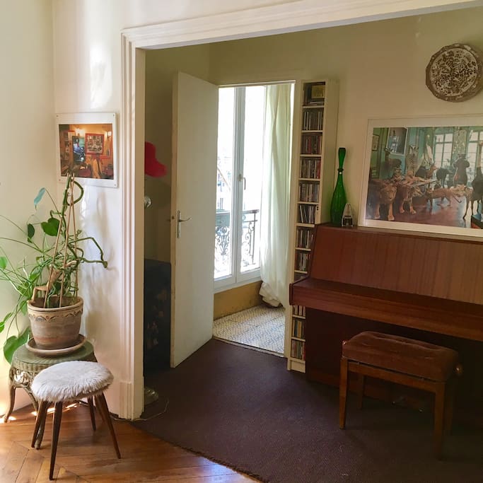 plus, a piano