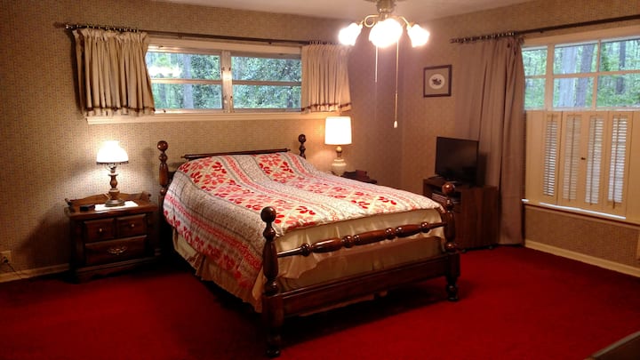 主卧室温馨放松，配有独立浴室。 阳光充足！标准双人床。 