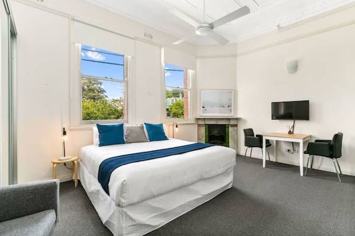 Excelsior Apartments Glebe. Executive Queen Room