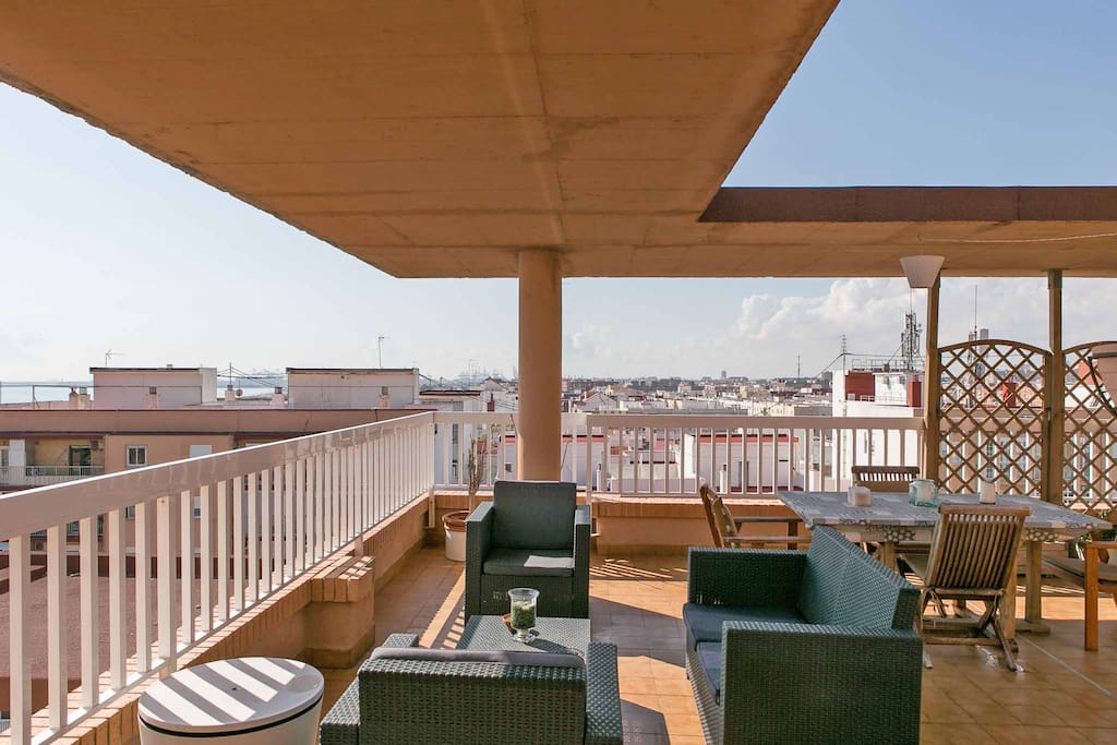 Espectacular terraza con vistas a la playa. Spectacular terrace overlooking the beach.