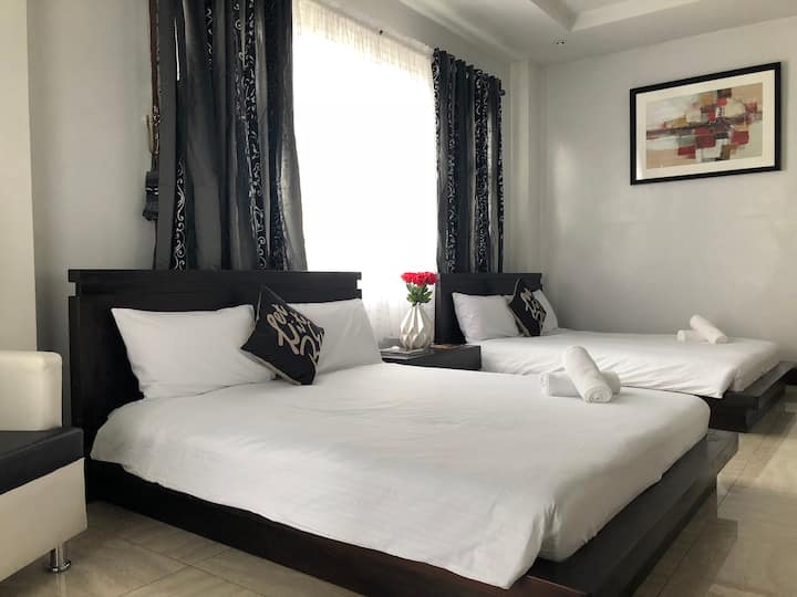 Главна спална соба, со голем тоалет и бања со веранда