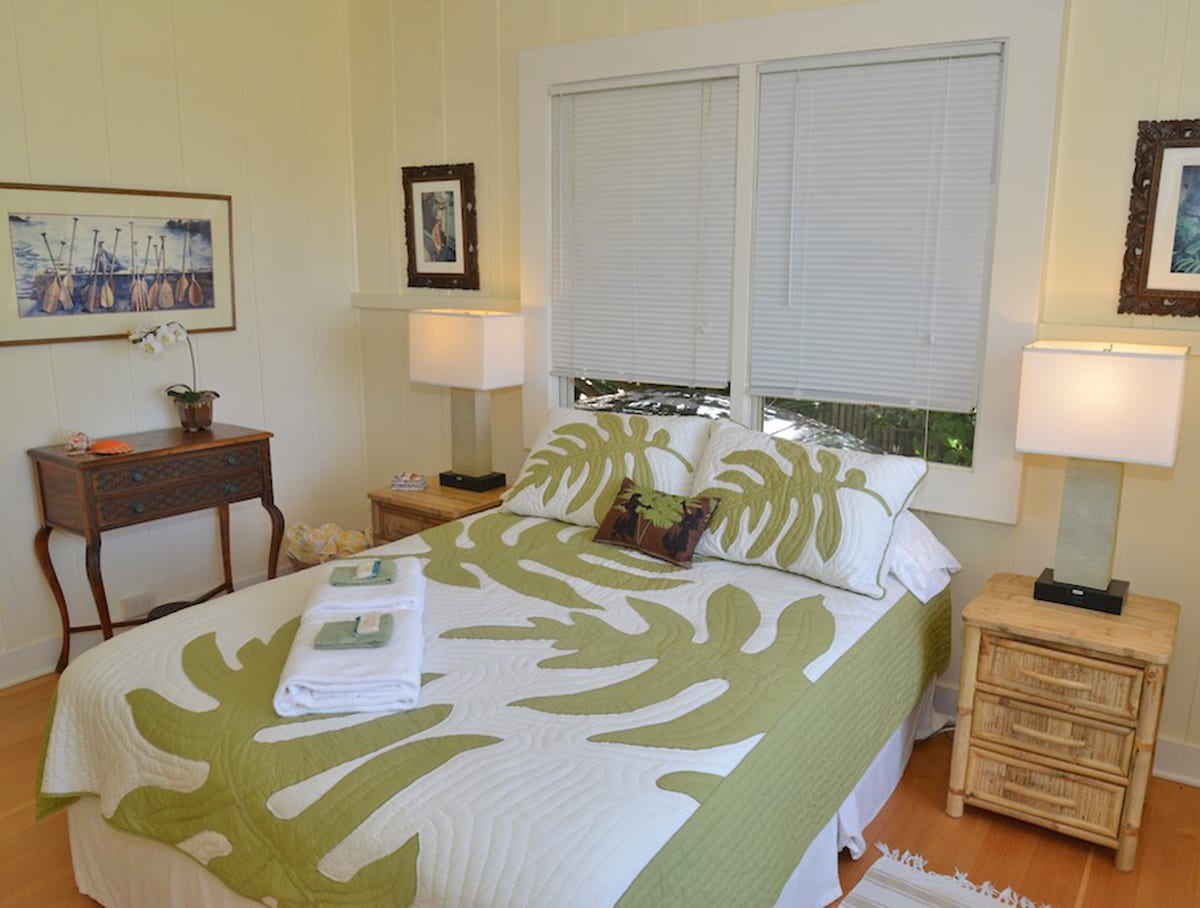 Dormitorio principal al amanecer, cama tamaño queen 