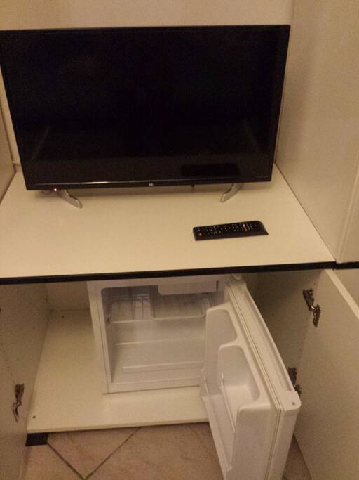 Dettaglio frigobar e TV schermo piatto