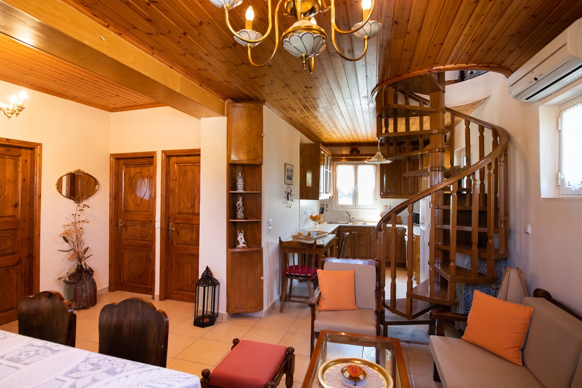 Dnevni boravak, blagovaonica, unutarnje stubište
 koji vodi do tavana i kuhinje vile Loucia.