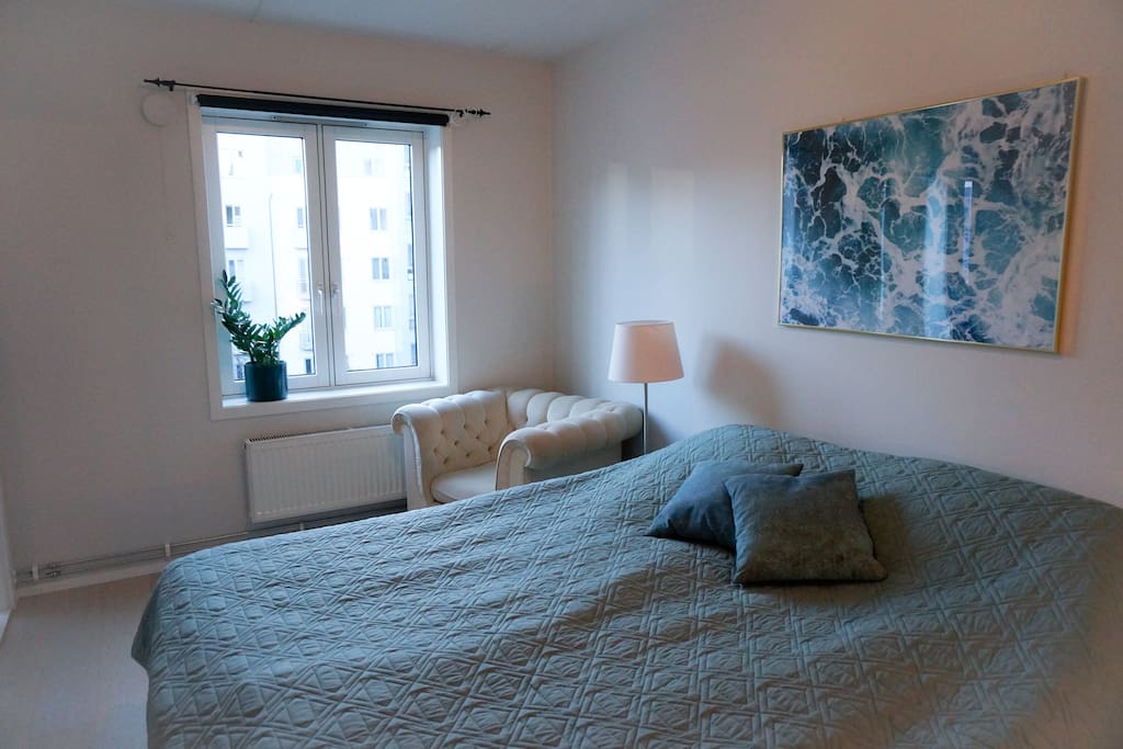 Bedroom with king size bed