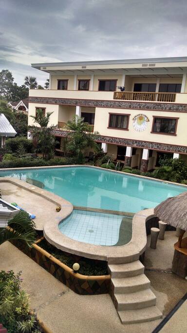 Super clean pool w/wading area.