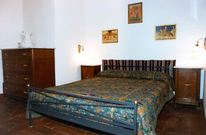 Das Kastanienschlafzimmer: rustikale toskanische Möbel mit französischem Bett
