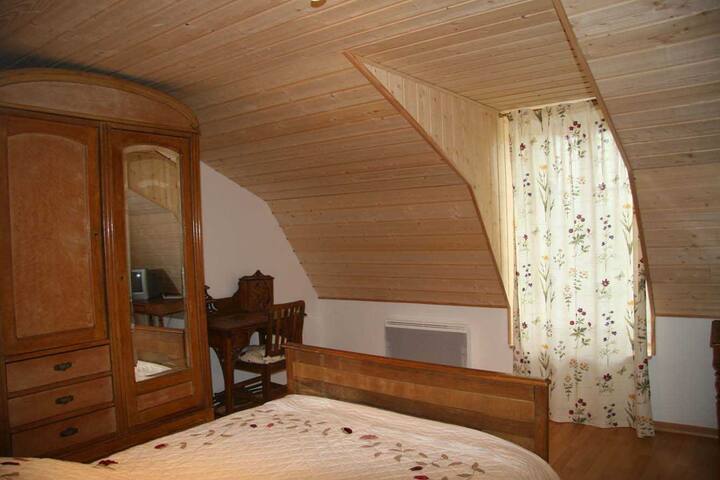 Habitación con cama doble