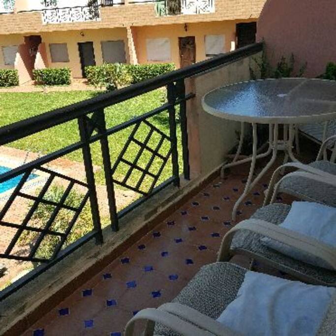 Grande terrasse avec vue sur le jardin et la piscine
