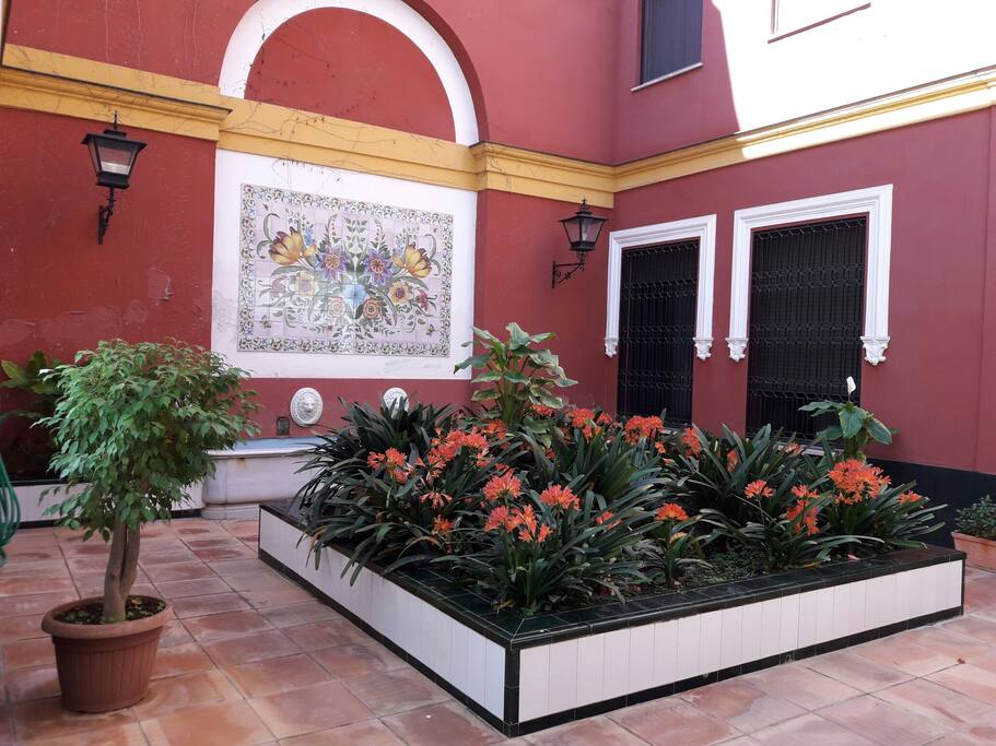 Segundo patio con una preciosa fuente de cerámica sevillana y todo el esplendor de la primavera!