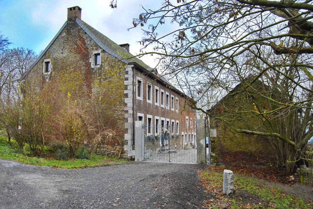 Entrée de la cour avec grille en fer forgé.