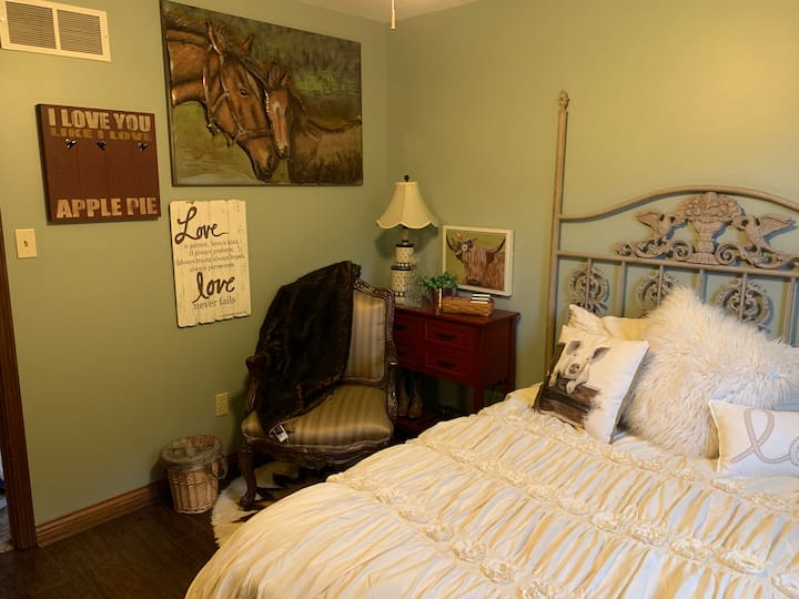 带座位的全尺寸床 