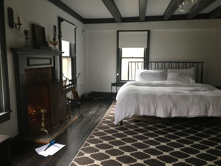 Chambre au 1er étage avec foyer.