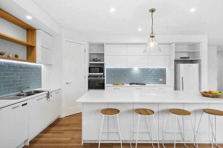 Beach, River, Golf, Shops -all within easy reach! gallery image 5