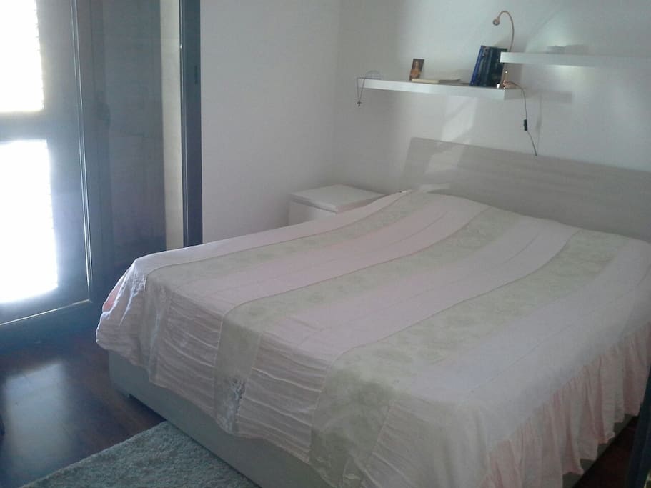 Camera da letto con balcone esterno