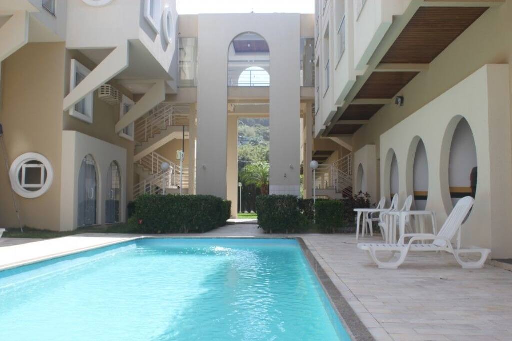 Piscina disponibilizada no condomínio