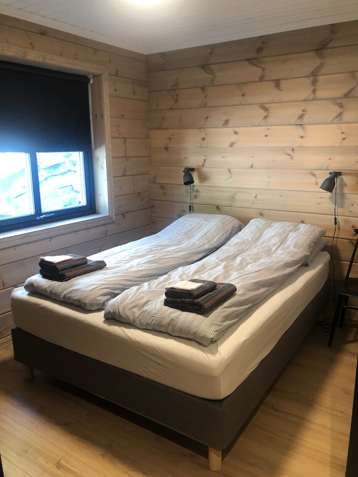 Deuxième chambre au 2e étage. Lit queen size.