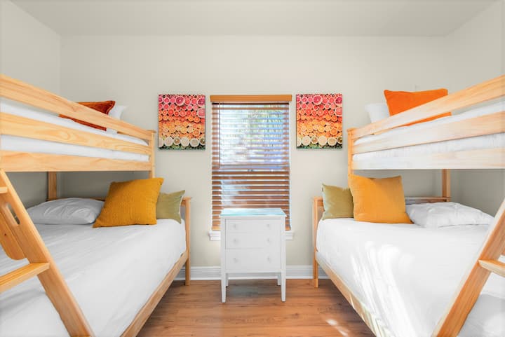 1 - ви етаж.  Спалня 2.  Снимка 1.  Две единични легла с телевизор на стената. Възможност за преспиване на 6 души.