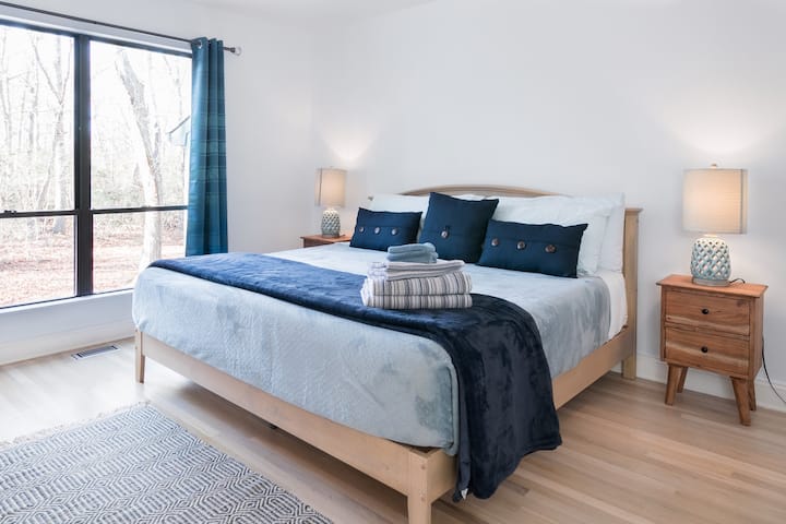 En la planta baja se encuentra el dormitorio principal con baño privado.