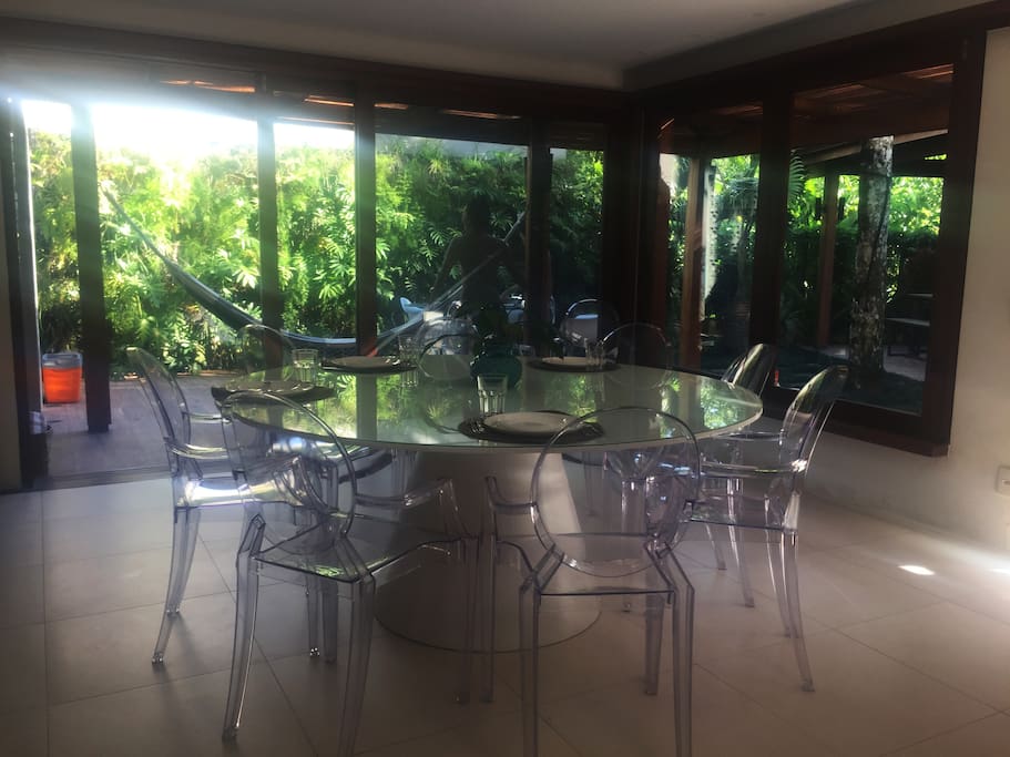 Sala de jantar espaçosa , arejada com vista para o jardim.
