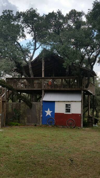 Treetop Lounge, a tree house overlooking the property.