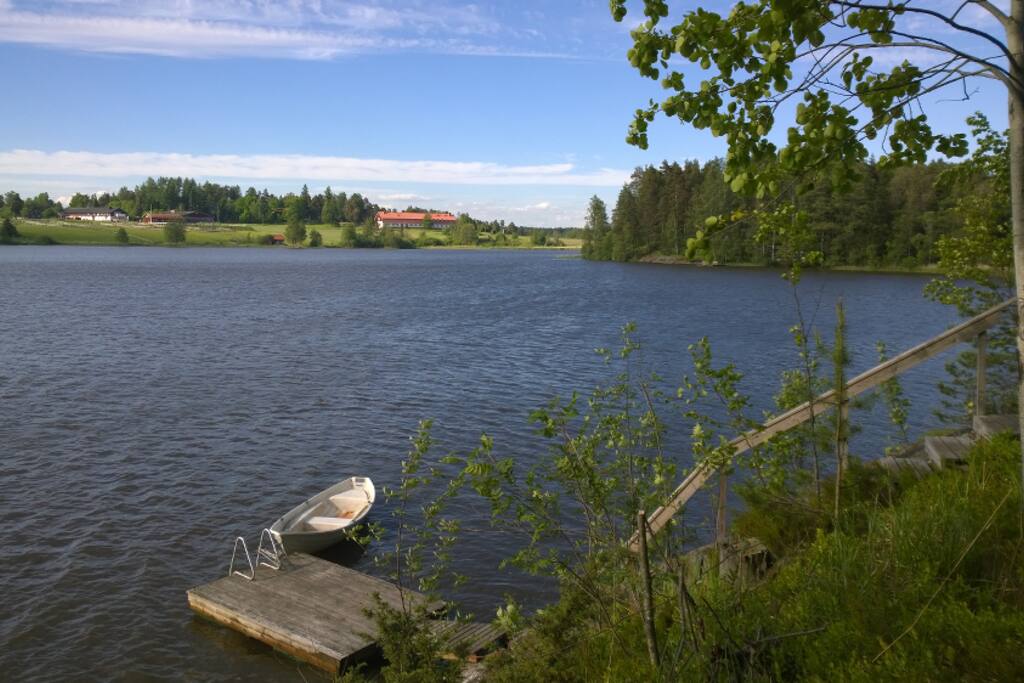 Vue du ponton privé au chalet avec barque à disposition ainsi qu'équipement de pêche.
