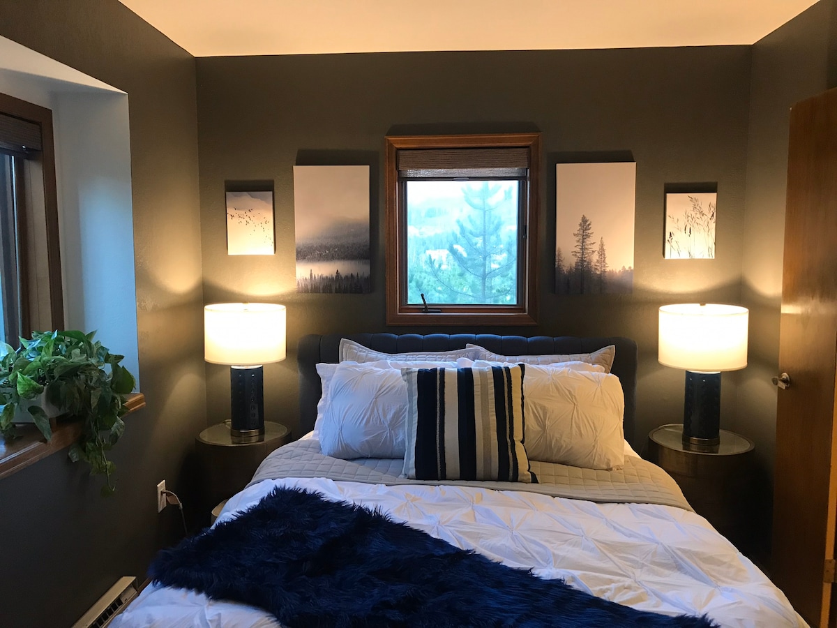 Спалня за гости на първия етаж с двойно легло и великолепна гледка