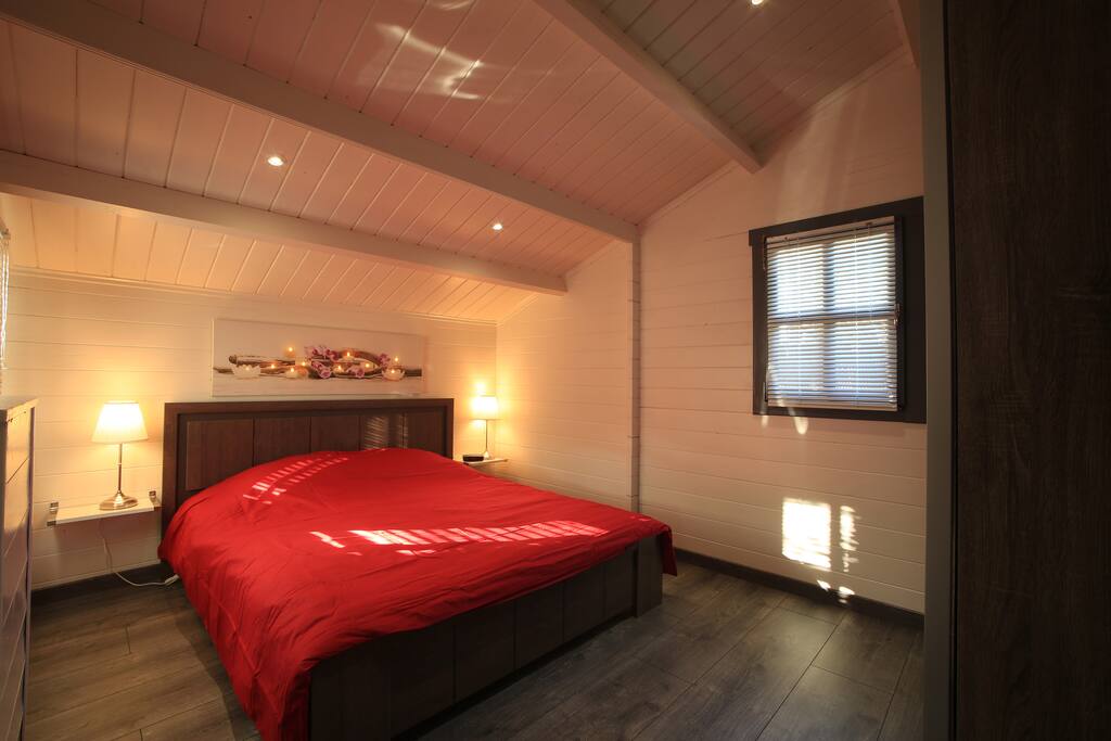 Das Elternschlafzimmer mit einem Kingsize Bett und ein einem Kleiderschrank