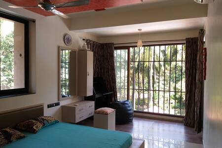 Shwetali's Stylish Condo- "A short walk to beach".