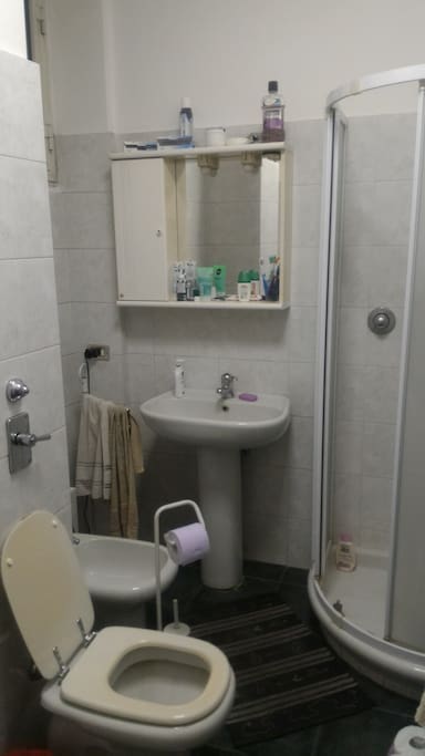Bagno con doccia.