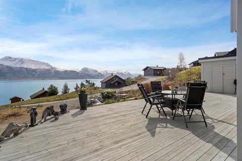Great cabin with  sea views of the Hardanger fjord