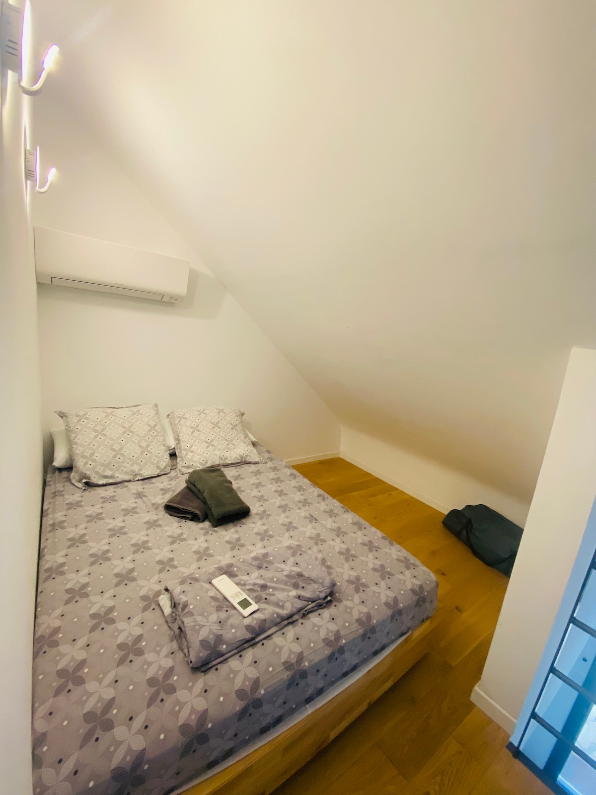 Sleeping area on the floor independent of the bedrooms but open and air-conditioned 