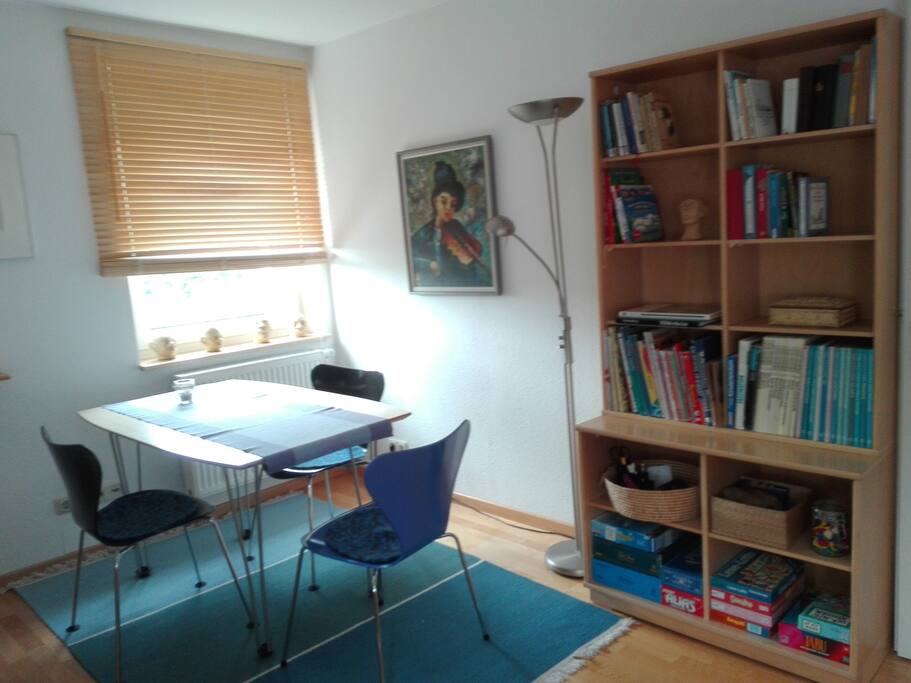 Ess- und Schreibtisch im Wohnzimmer