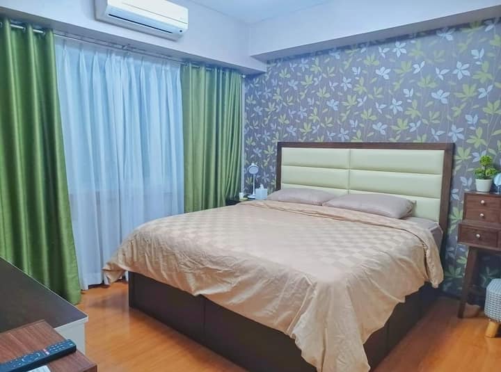 Kitanda cha starehe cha ukubwa wa mfalme na t.v 50inches na Mavazi ya Netflix na kioo na kivuli kidogo cha taa