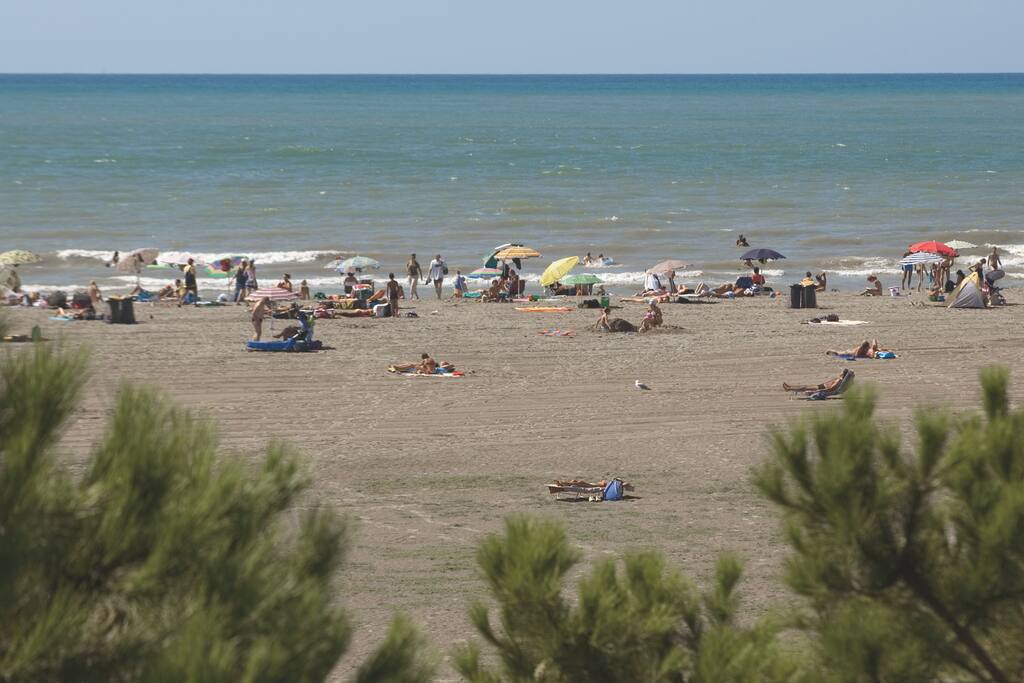 Spiaggia adiacente con accesso diretto